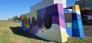 У станции метро 